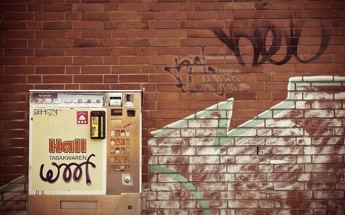 Zigarettenautomat haengt an der wand Zigarettenautomat haengt an der wand